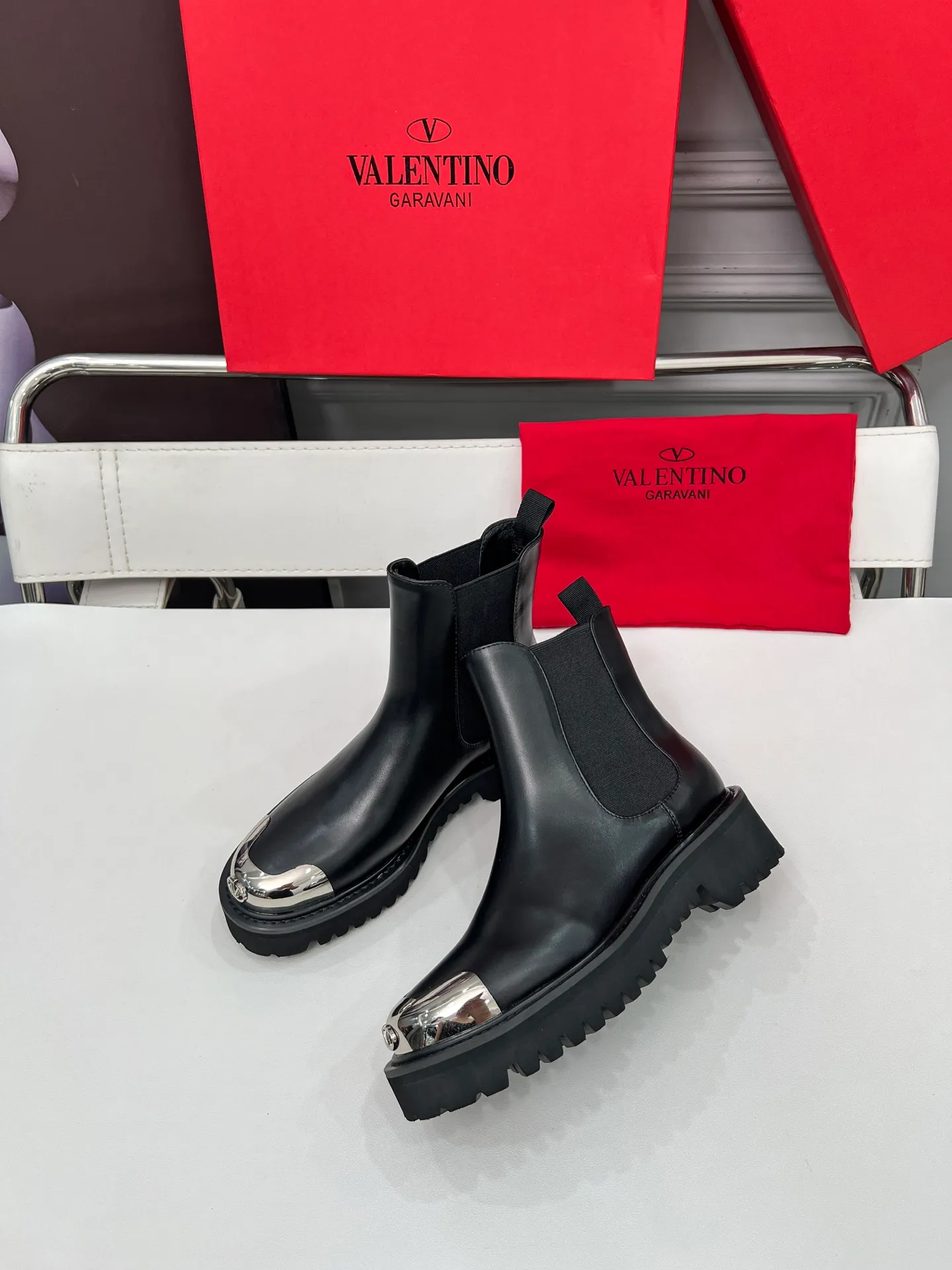 👟👟Ex-factory price 600👟👟 2026𝑉𝐴𝐿𝐸𝑁𝑇𝐼𝑁𝑂 Valentino ♡ͥ | 💫Purchase level🔍 Classic Valentino’s special textured hardware brings out a full sense of luxury After putting it on my feet, I was shocked that my feet looked slimmer! The new season lives up to expectations! Worth buying ❥The original method is absolutely sentimental ❥Elegant style creates a different feeling🙈 Simple temperament style!  ♡ show bdetails ———————————— ⊿▸: Number of yards | 35-40 (41. Customized) ⊿▸: Material | Imported calfskin ⊿▸: Lining | Sheepskin ⊿▸: Number of yards 35-40 (41. Customized)